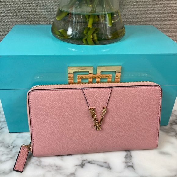 NWOT Authentic Versace V Grainy Calf Leather Soft Pink Zip Around Long Wallet - Picture 2 of 7